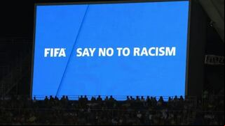 “Derrota automática”: FIFA busca poner fin al racismo y presentó propuesta severa