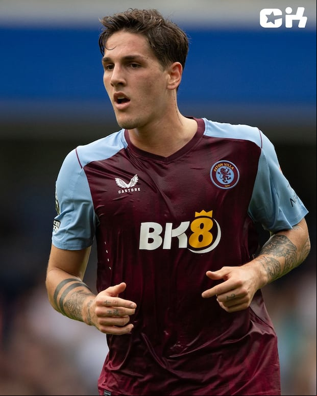 La camiseta del Aston Villa, visiblemente empapada.