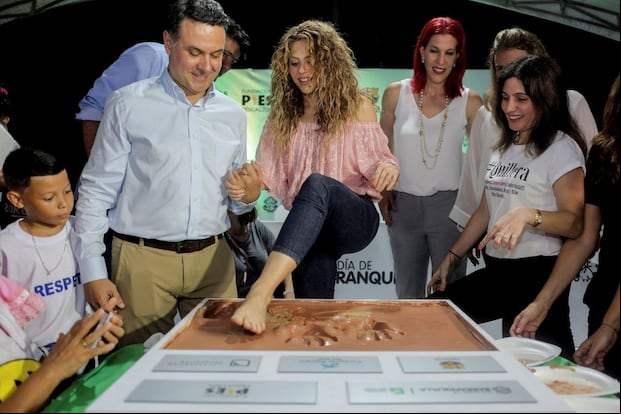 Shakira coloca su pie sobre una piedra angular de cemento el 2 de noviembre de 2018, en Barranquilla, Colombia, durante la ceremonia de inauguración de la construcción de una escuela apoyada por su Fundación Pies Descalzos y la Fundación Barça (Foto: Luis Charris / AFP)