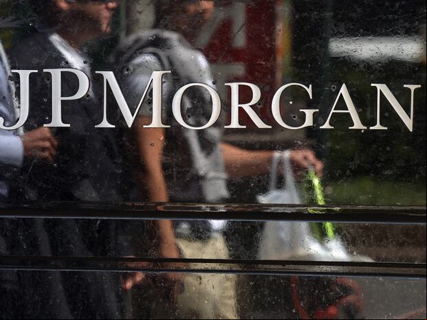 Los centros bancarios de Estados Unidos están facultados a emitir el reporte a la IRS (Foto: AFP)