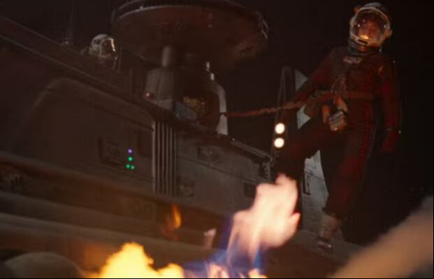 Esta escena nos recuerda a la escena de R2-D2 arreglando la nave de Anakin (Foto: Disney)