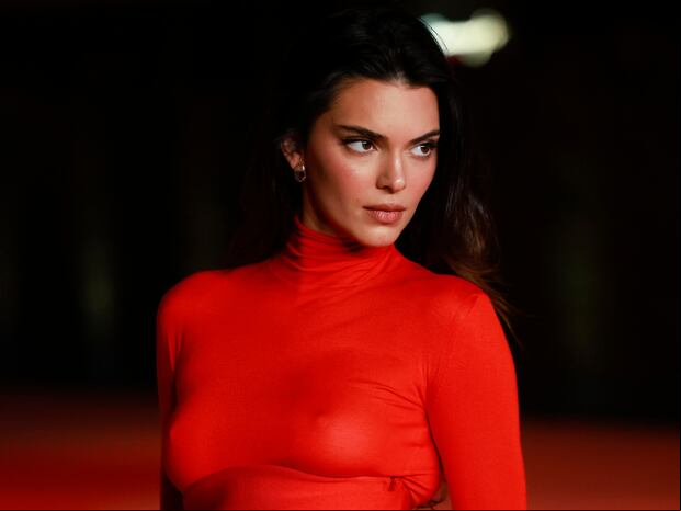 En diciembre, Kendall Jenner modeló con un vestido rojo en la tercera Gala Anual del Museo de la Academia (Foto: AFP)
