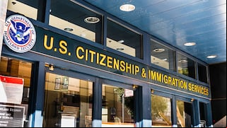 El descuido que podría costarte la ciudadanía estadounidense si te ausentas más de 6 meses, según USCIS