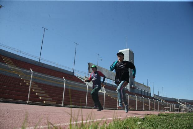 Jóvenes entrenando en el estadio Mariano Melgar. (Foto: Oficina de Prensa del Gobierno)