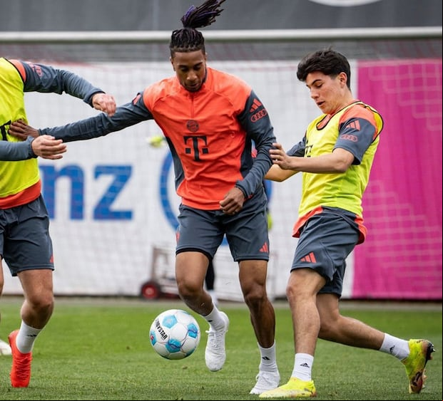 Felipe Chávez entrenó con el primer equipo del Bayern Munich. (Foto: @FCBayernXtra)