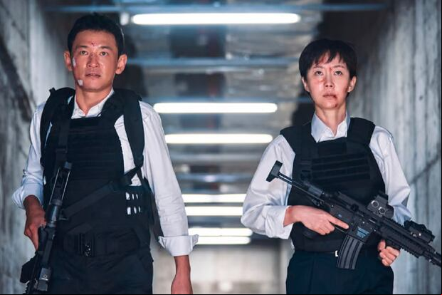 Kang-mu (Hwang Jung-min) regresa a su viejo trabajo para ayudar a Mi-seon ( Yum Jung-ah) en la película surcoreana "Misiones cruzadas" (Foto: Netflix)
