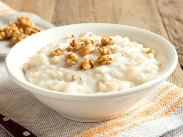 En esta imagen se puede apreciar un plato con avena y nueces. (Foto: Organic mantra / Pixabay)