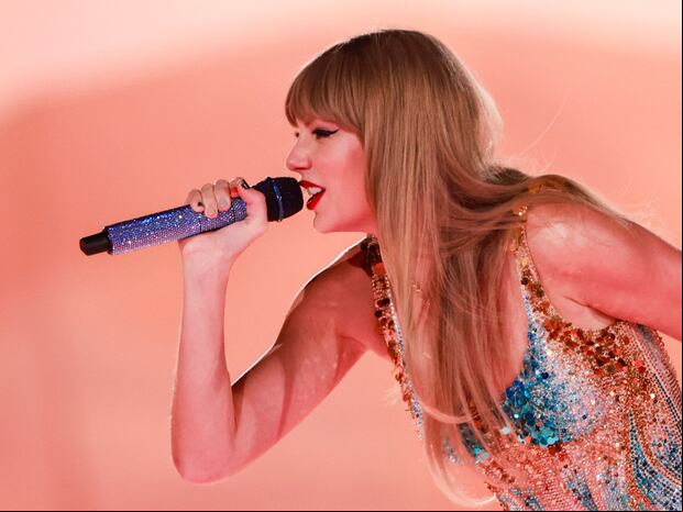 La estadounidense Taylor Swift cantando una canción durante su gira "The Eras Tour" (Foto: AFP)