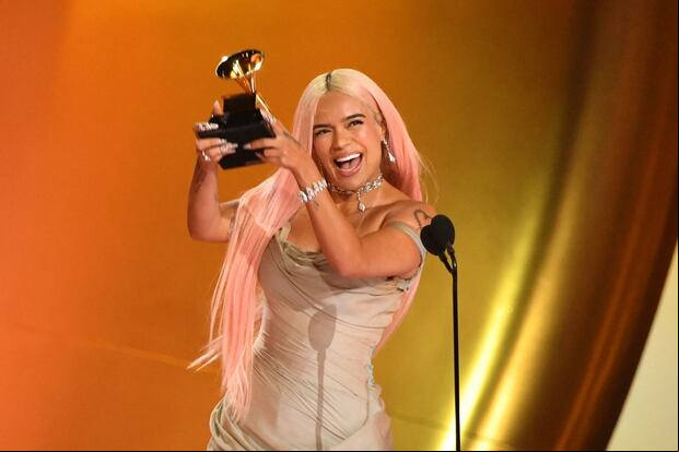 La cantante colombiana Karol G acepta el premio al Mejor Álbum de Música Urbana por "Mañana Será Bonito" en el escenario durante la 66ª Entrega Anual de los Premios Grammy en el Crypto.com Arena en Los Ángeles el 4 de febrero de 2024 (Foto: Valerie Macon / AFP)