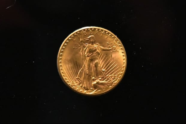 La moneda Double Eagle de 1933 durante la subasta llamada los "Tres tesoros recopilados por Stuart Weitzman (Foto: Angela Weiss / AFP)