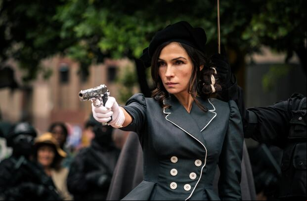 Famke Janssen interpreta a Hilda van der Koy en "Boy Kills World" (Foto: Lionsgate)
