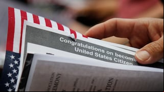 USCIS: ¿Quiénes pueden recibir la ciudadanía americana en solo un año?