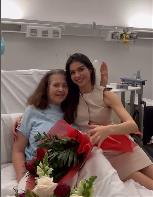 La Miss Mundo España, Paula Pérez, junto a su madre, quien por temas de salud no podrá acompañarla al certamen en la India (Foto: Paula Pérez/Instagram)