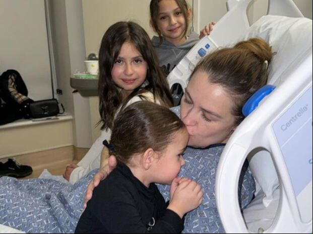 Kenia recibiendo el amor de sus tres hijas ante el nacimiento de su cuarto bebé. La influencer se recuperó rápidamente tras el parto (Foto: Larry Hernández / Instagram)
