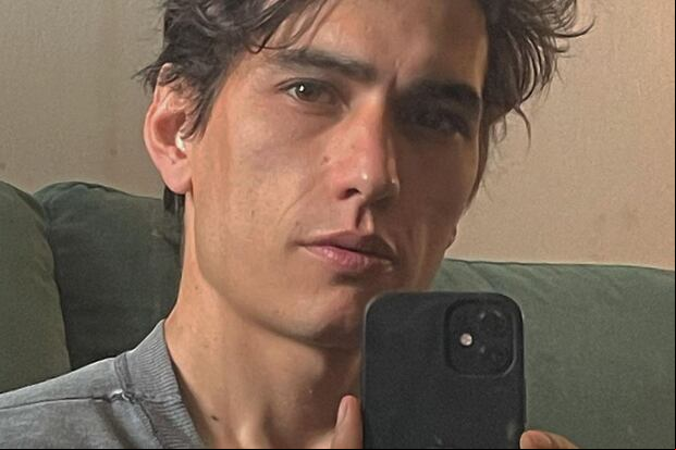 El actor tomándose una foto frente al espejo con su celular (Foto: Enzo Vogrincic / Instagram)