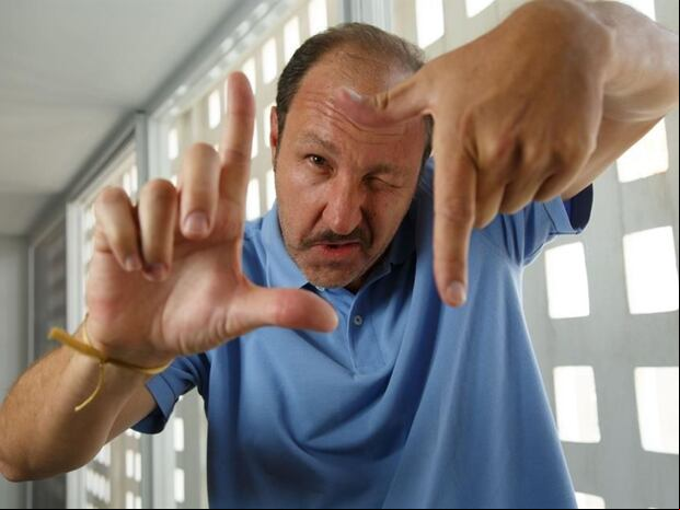 El actor simulando una toma fotográfica (Foto: Rodrigo Murray / Instagram)