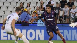 Lo mandó a las duchas: Joao Grimaldo ingresó en Europa League y provocó expulsión de rival