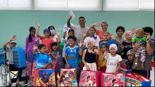 Yoshimar Yotún visitó albergue para niños con cáncer