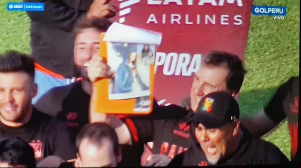 Néstor Lorenzo festejando el título del Torneo Apertura 2022 con la image de la Virgen de Chapi. (Imagen: Captura de GOLPERU)