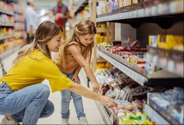 En la parte inferior, se suele colocar los productos a menor precio. (Foto: PixelsEffect/iStock)