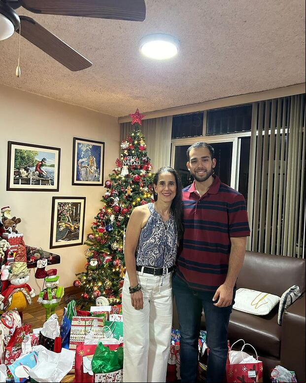 Eliana junto a su hijo Patrick, una de sus principales motivaciones para regresar a jugar al tenis de mesa. (Foto: Instagram)