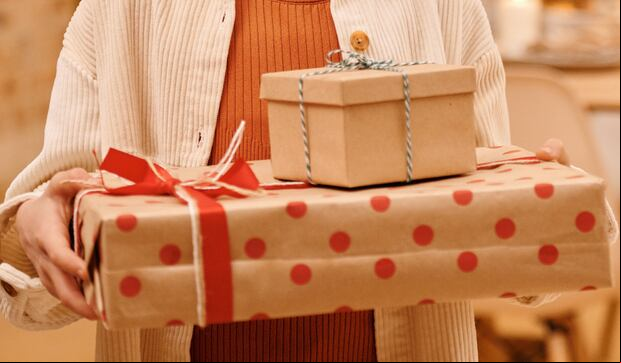 Niña sostiene sus regalos de Día de Reyes (Foto: Nicole Michalou / Pexels)