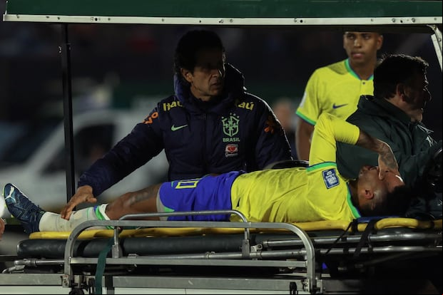 Neymar se lesionó el año pasado jugando un partido de Eliminatorias ante Uruguay. (Foto: AFP)