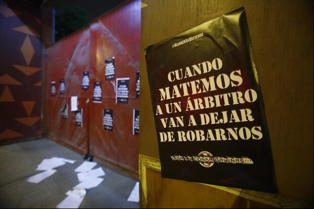 Afiches con amenazas de muerte contra árbitros aparecen en la puerta de la Videna en San Luis. (Foto: GEC)