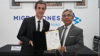 A poco de disputar la Copa Libertadores: Horacio Orzán recibió su nacionalidad peruana