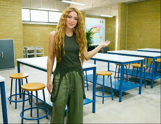 Shakira mostrando las aulas donde reciben clases los niños y adolescentes de Colombia (Foto: Fundación Pies Descalzos)
