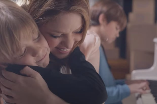 La cantante abraza a su hijo Sasha en el videoclip de "Acróstico" (Foto: Shakira / YouTube)