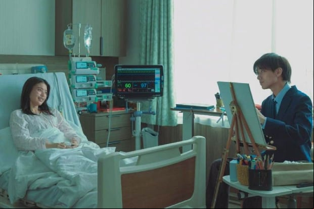 Akito Hayasaka (Ren Nagase) acompaña a Haruna Sakurai (Natsuki Deguchi) en el hospital en la película japonesa "Pinceladas de amor" (Foto: Netflix)