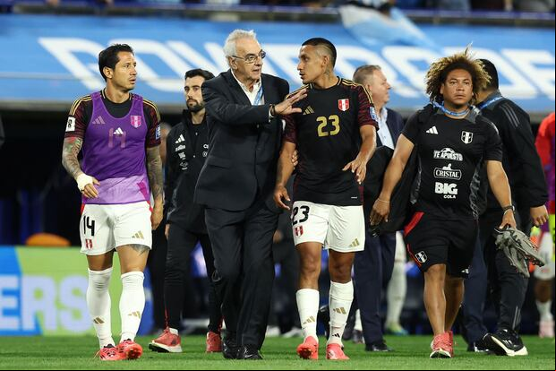 Álex Valera mantuvo una cercana conversación sobre sus problemas con el técnico Jorge Fossati. (Foto: AFP)