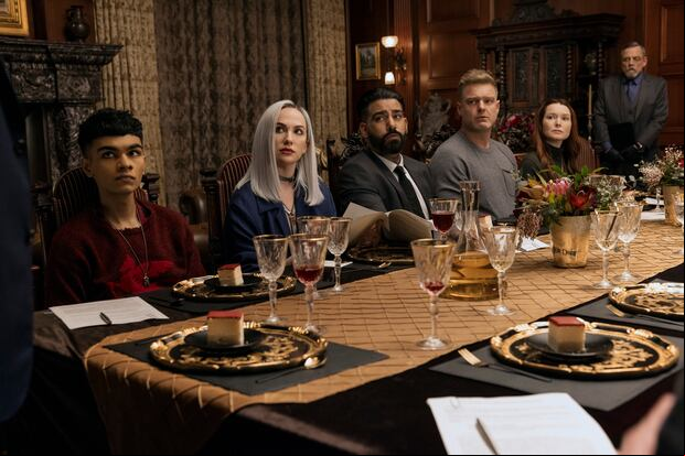 Sauriyan Sapkota como Próspero Usher, Kate Siegel como Camille L'Espanaye, Rahul Kohli como Napoleon Usher, Matt Biedel como Bill-T Wilson, Samantha Sloyan como Tamerlane Usher, Mark Hamill como Arthur Pym en el primer episodios de "La caída de la Casa Usher" (Foto: Netflix)