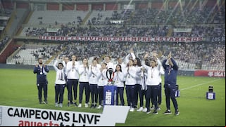 ¡Homenaje en el Estadio Nacional! Vuelta olímpica de Alianza Lima por el título de la LNSV
