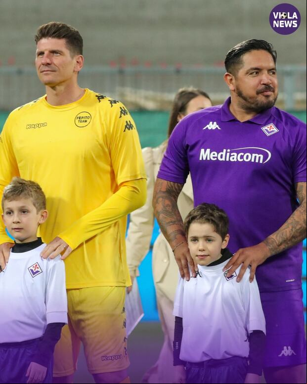 Juan Vargas posa junto al delantero alemán Mario Gómez. Jugaron juntos en la Fiorentina.