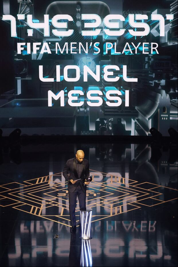 El exfutbolista Thierry Henry recogió el premio The Best en nombre de Lionel Messi.(Foto: Adrian DENNIS / AFP).