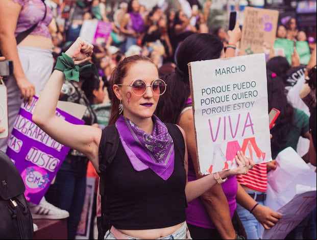 Si vas a una marcha del 8M o quieres expresar tu apoyo a la lucha feminista desde tu trabajo, aquí te dejo algunas ideas para llevar el color morado. (Foto: yorchllavadu / Pexels)