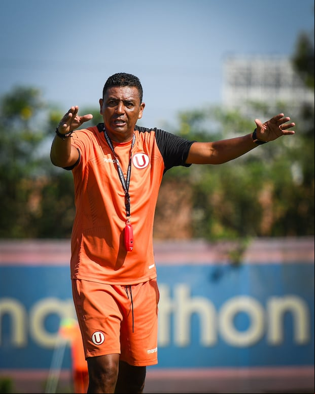 John Tierradentro, DT de Universitario femenino, continuó para la temporada 2024, tras sacar campeonas a las 'leonas' en el 2023. (Foto: Prensa U)