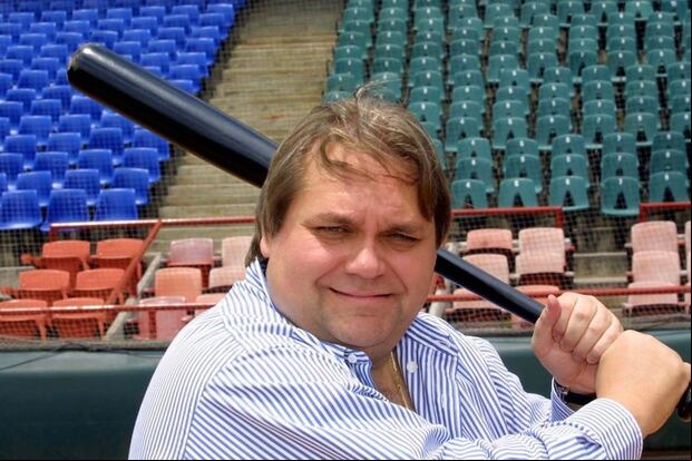 "Foto del recuerdo. Uno de mis deportes favoritos", escribió el empresario en octubre de 2020, mientras cogía un bate de béisbol (Foto: Carlos Bremer / Instagram)