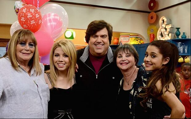 Dan Schneider en la serie "Los primeros de la clase". Él también fue acusado de abuso por los actores (Foto: Nickelodeon)