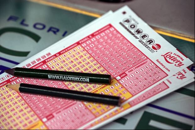 Boletos de lotería Powerball fotografiados dentro de una tienda en Homestead, Florida, el 19 de julio de 2023 (Foto: Giorgio Viera / AFP)