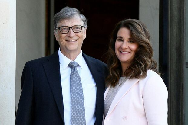 Fundación Bill y Melinda Gates está en la ubicación 2 de los poderoso que da su dinero a causas filantrópicas. Aquí cuando los aún esposos llegaron al Palacio del Elíseo en París el 21 de abril de 2017 (Foto: Martín Bureau / AFP)