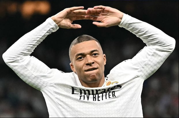 Kylian Mbappe, delantero del Real Madrid, celebra un gole frente al Manchester City en el estadio Santiago Bernabeu. (Foto: AFP)