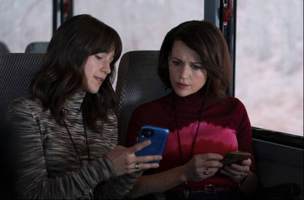 Cuatro periodistas completamente diferentes deben viajar juntas en un bus (Foto: Warner Bros. Television)