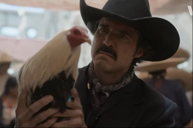 José Ron interpreta a Dionisio Pinzón, un tímido pregonero con sueños de ser gallero, en la serie "El gallo de oro" (Foto: ViX)