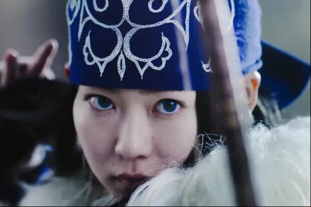 Anna Yamada interpreta a Asirpa, miembro de la tribu Ainu, en la película japonesa "Golden Kamuy" (Foto: Netflix)