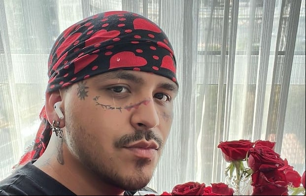 Nodal y una foto suya mostrando sus característicos tatuajes (Foto: Christian Nodal / Instagram)