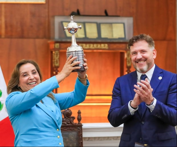 La presidenta de Perú, Dina Boluarte, junto al mandamás de la Conmebol, Alejandro Domínguez, tras la reunión que decidió la elección a Lima como sede de la final de la Copa Libertadores 2025. (Foto: Presidencia del Perú)