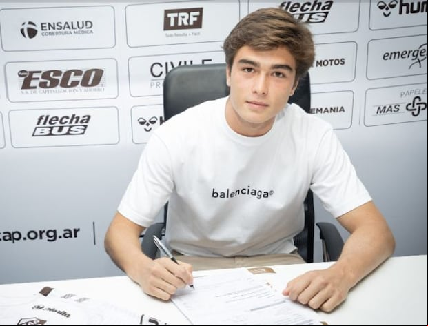Juan Pablo Goicochea firma su contrato con el Club Atlético Platense en 2023 (Foto: Damián Marcovechio)